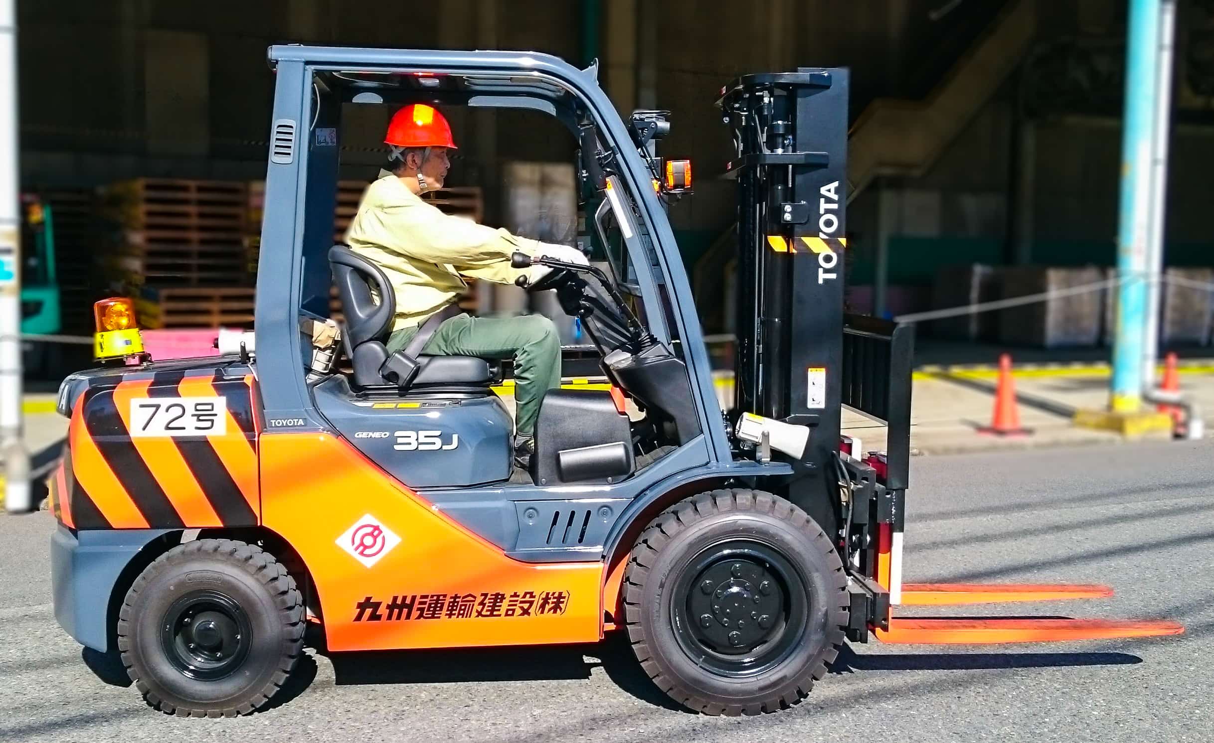 包装荷役事業で化学製品・原料の仕込み、充填、包装、持替・出荷の請負作業を行う|九州運輸建設株式会社|北九州市